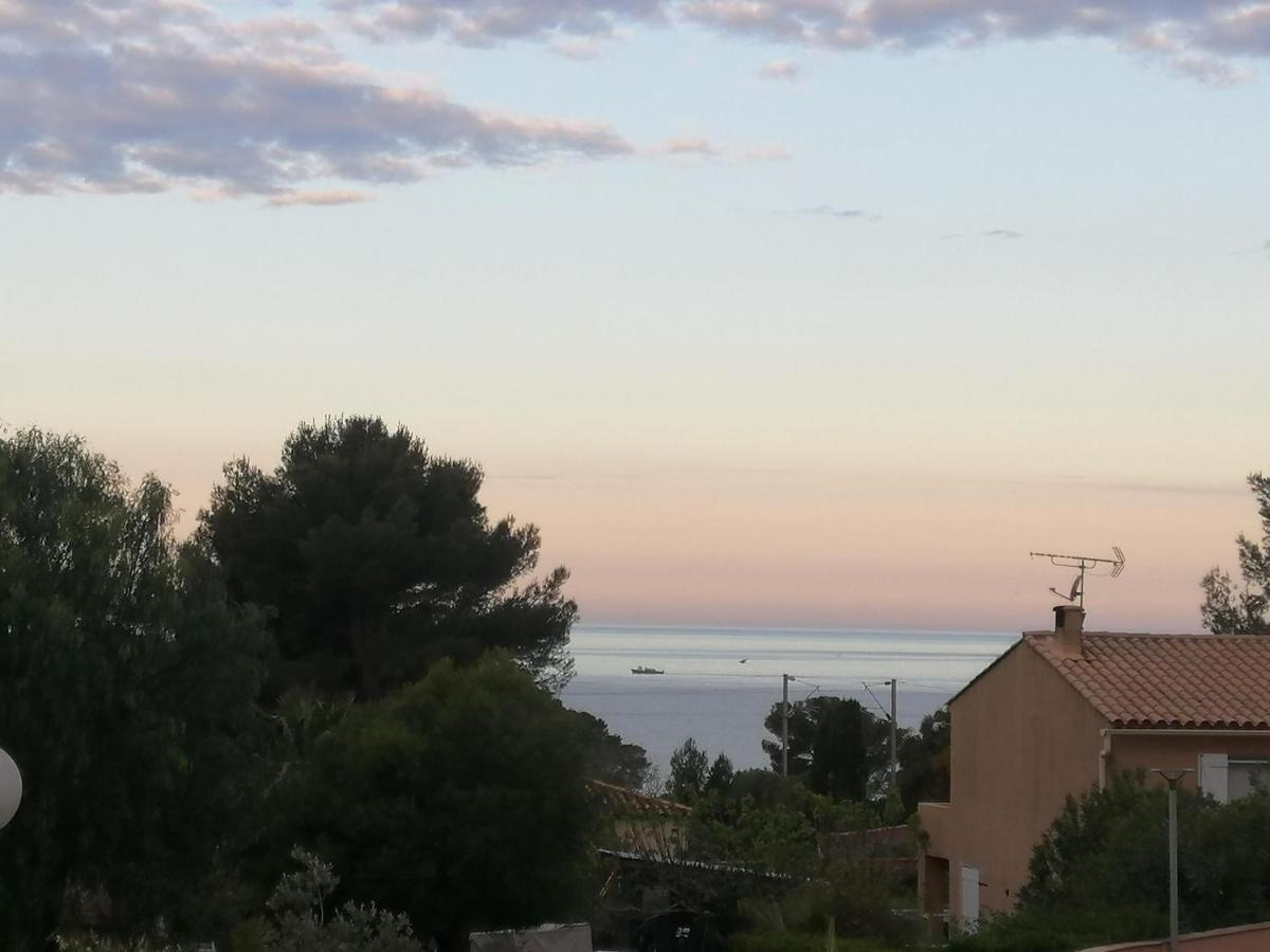 Sanary les gorguettes, studio avec terrasse vue mer Extérieur photo